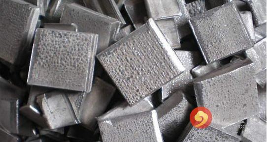 5月期鎳連續(xù)第三個(gè)月下跌，周四觸及去年6月來最低水準(zhǔn)每噸8,810美元，今年迄今下跌12%，是跌幅最大的主要基本金屬。